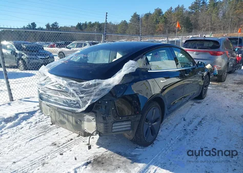 2018 Tesla Model 3 Long Range/Mid Range z USA, uszkodzony, nr VIN 5YJ3E1EAXJF155311